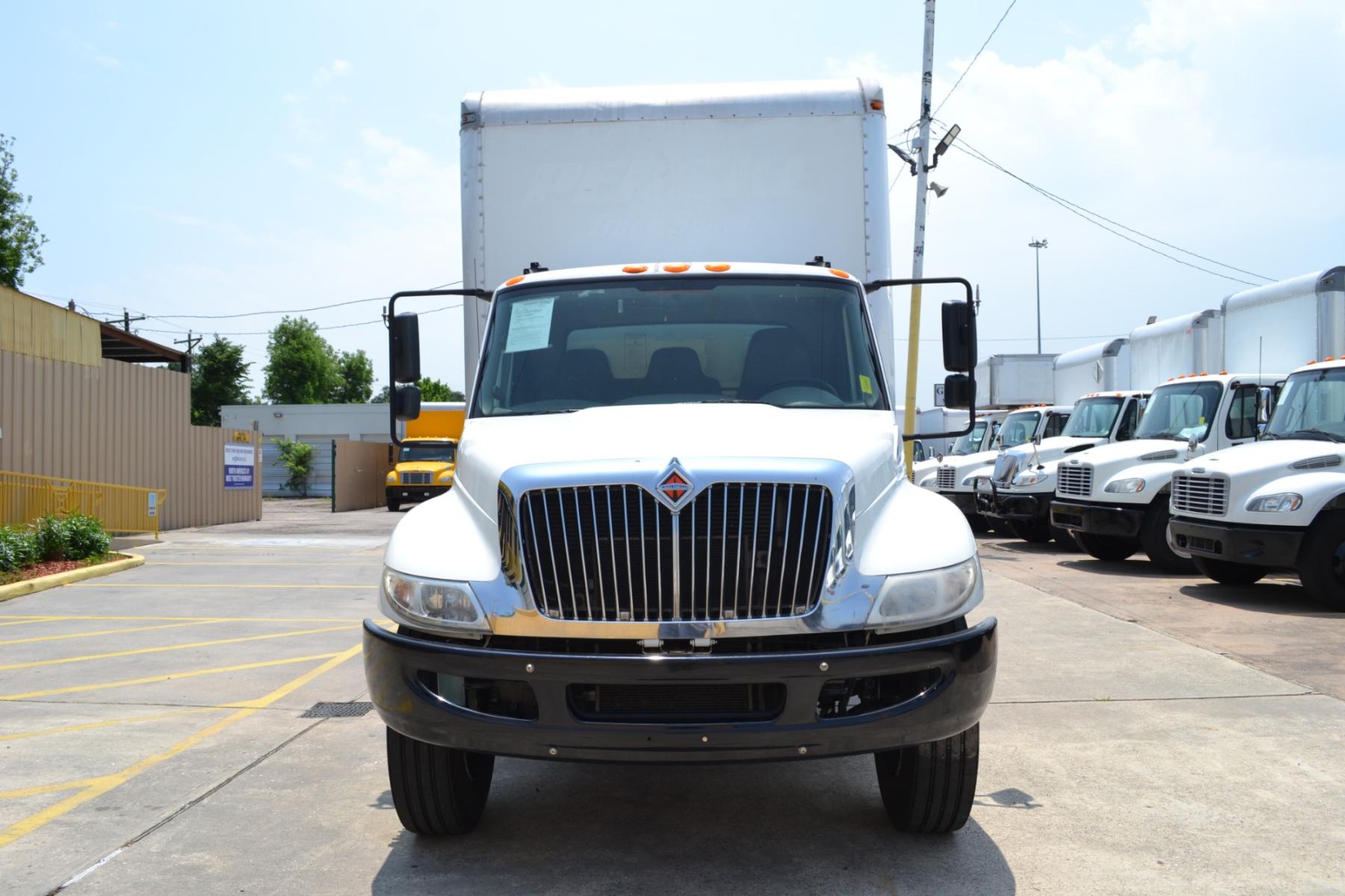 2018 WHITE /BLACK INTERNATIONAL 4300 with an CUMMINS ISB 6.7L 220HP engine, EATON FULLER PROCISION AUTOMATIC transmission, located at 9172 North Fwy, Houston, TX, 77037, (713) 910-6868, 29.887470, -95.411903 - 25,999LB GVWR NON CDL, 26FT BOX , 13FT CLEARANCE , 103" X 102", WALTCO 3,000LB CAPACITY ALUMINUM LIFT GATE, 70 GALLON FUEL TANK, AIR RIDE , COLD A/C, CRUISE CONTROL - Photo #1